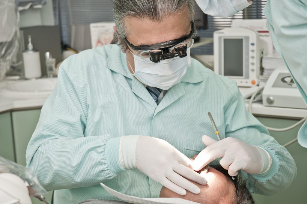 cosmetic dentist - Veneers Vs Composite Bonding